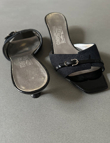 Schwarze Mule-Sandalen mit Schnalle