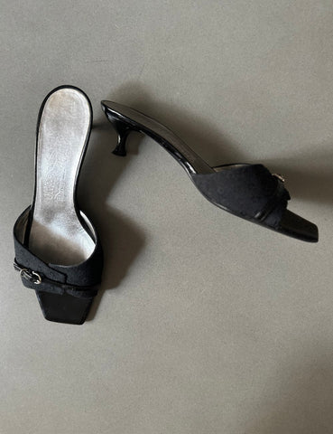 Schwarze Mule-Sandalen mit Schnalle