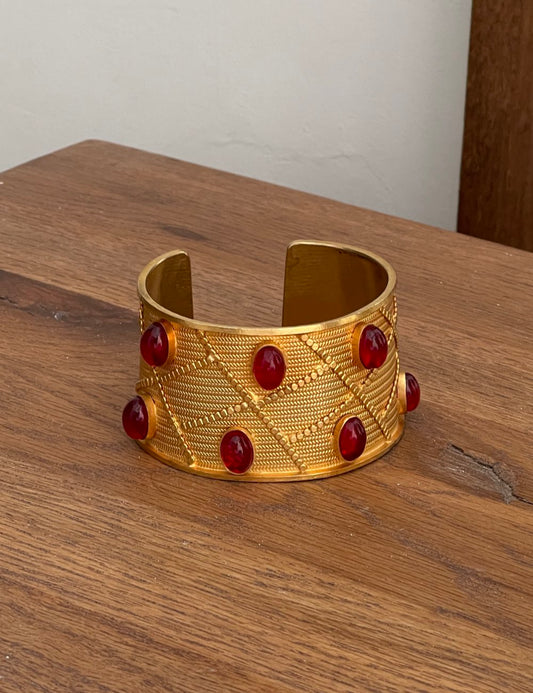 Brazalete Dorado y Piedras rojas