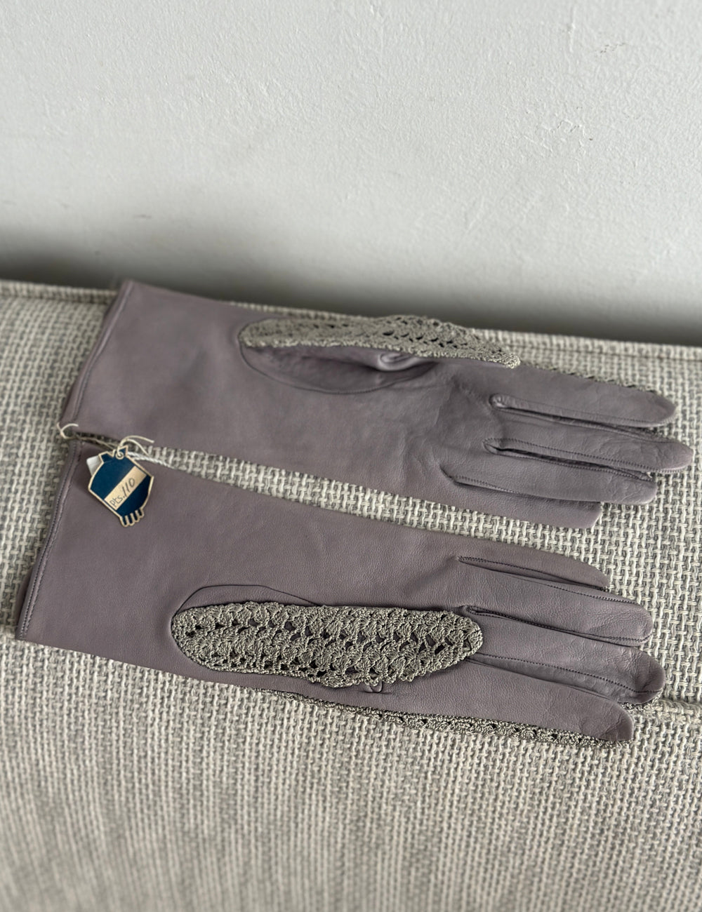 Lavendelfarbene Leder- und Häkelhandschuhe