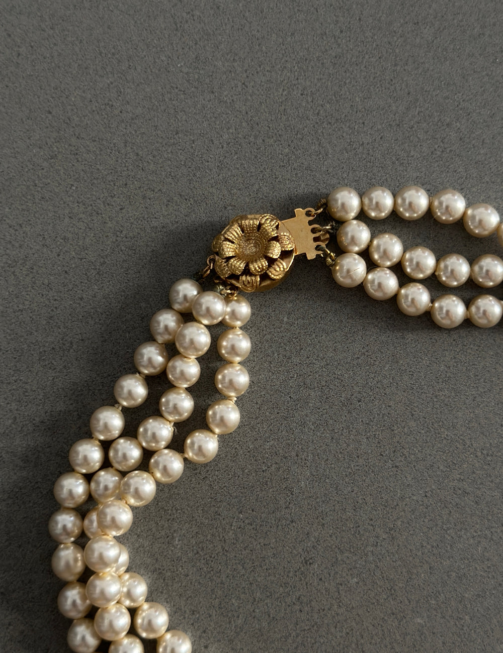Halskette mit Perlen und Schleife