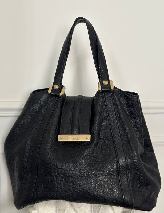 Schwarze Tasche mit zwei Henkeln