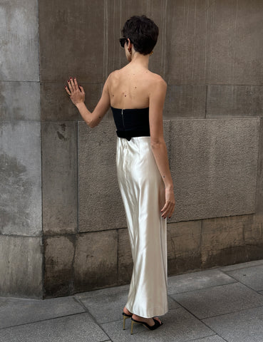 Schwarz-weißes langes Kleid